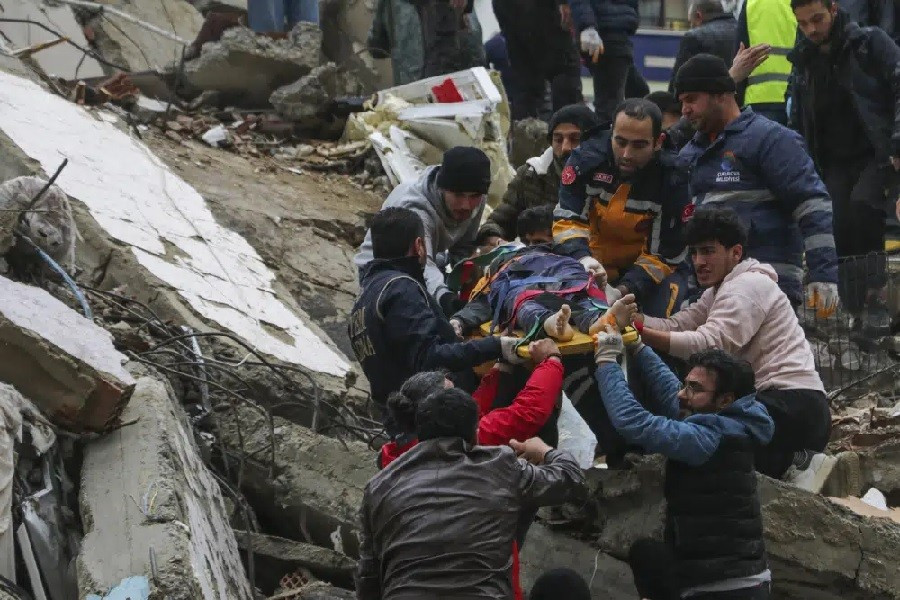 Động đất ở Thổ Nhĩ Kỳ: Số thương vong tăng sốc hơn 5.000 người, Ankara ra lời kêu gọi khẩn 